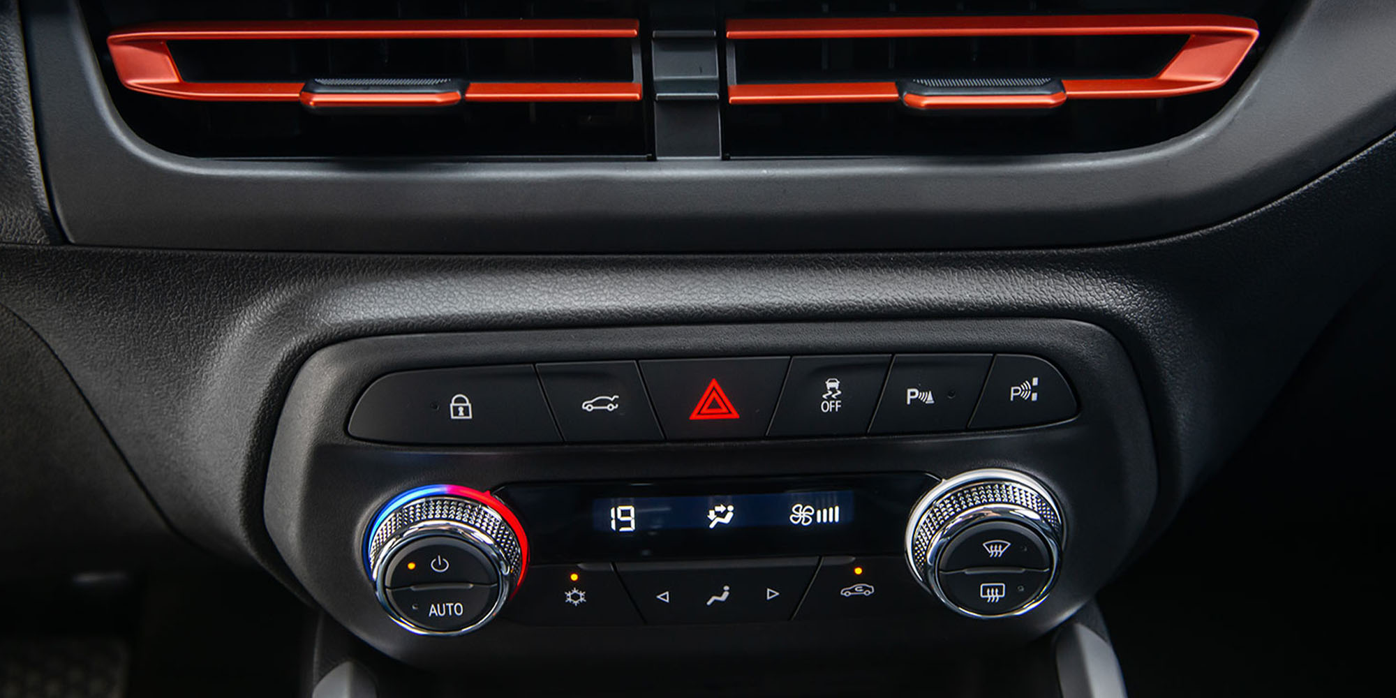 Vista del aire acondicionado digital del Chevrolet Onix Sedán
