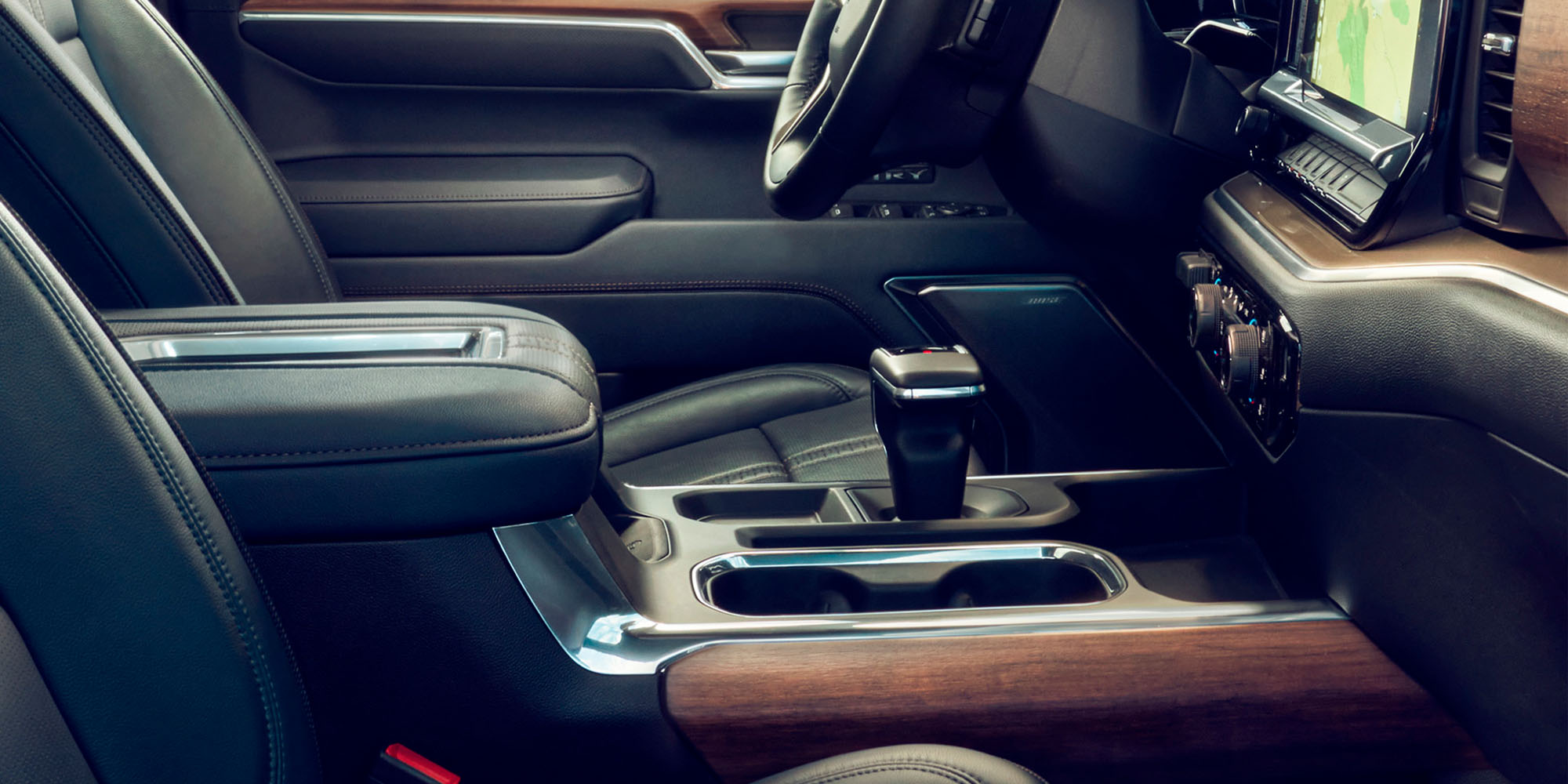 Interior de la Chevrolet Silverado High Country con acabados en bronce